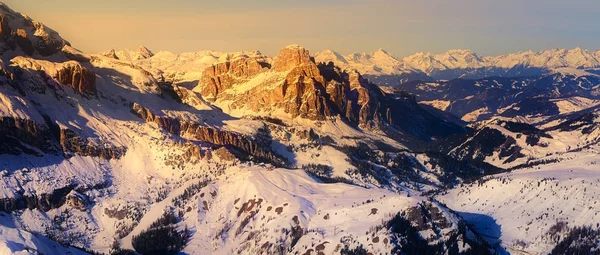 Montañas cubiertas de nieve fresca —  Fotos de Stock