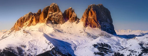 Berge mit Neuschnee bedeckt — Stockfoto