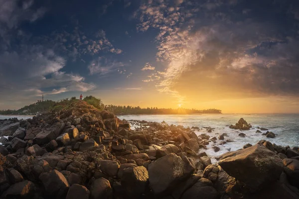 Günbatımında tropik plaj