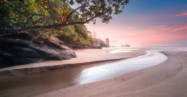 Tropischer Strand bei Sonnenaufgang — Stockfoto