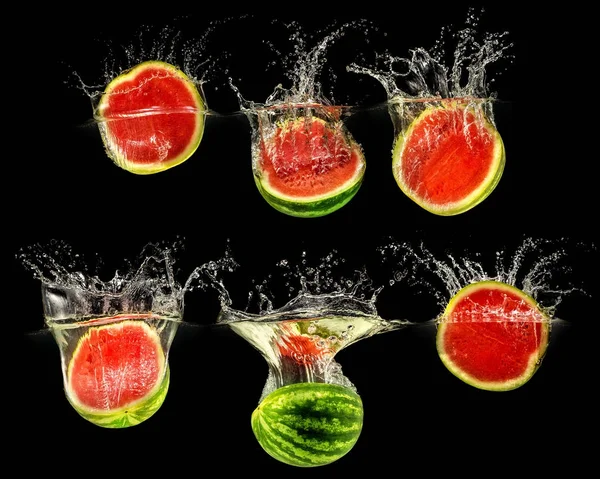 Melone fresco che cade in acqua — Foto Stock