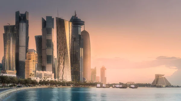 De skyline van West Bay en centrum van de stad Doha, Qatar — Stockfoto