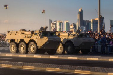 Doha, Katar - 18 Aralık 2017: Corniche street, Doha, Katar Katar Ulusal günü geçit üzerinde askeri ve sivil araçların gerçekleştirmek
