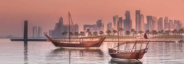 Traditional Arabic Dhow boats in Doha harbour, Qatar — Stock Photo, Image