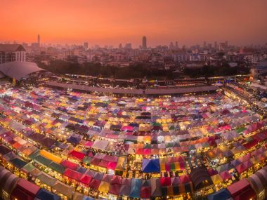 Ratchada tren gece pazarı sokak gıda ve giysi Bangkok, Tayland