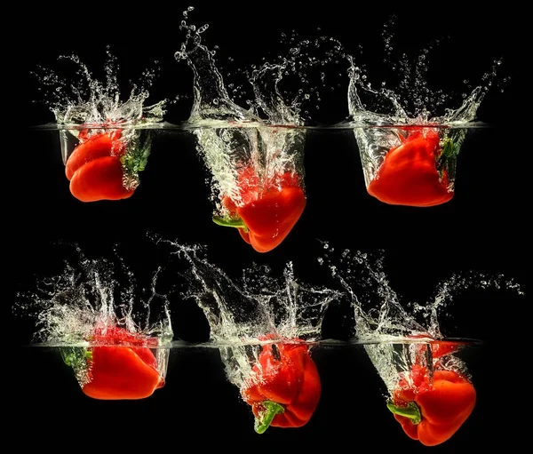 Rote Paprika fällt ins Wasser — Stockfoto