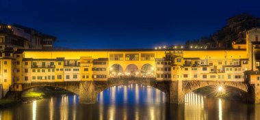 Gece manzarasına Vecchio Köprüsü, Floransa