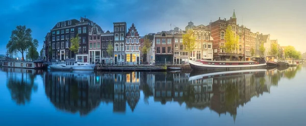 川、運河、伝統的な古い住宅アムステルダム — ストック写真