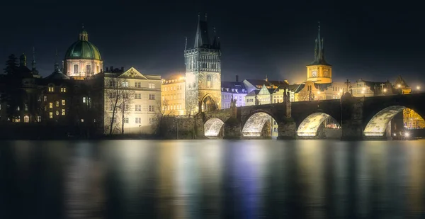 Charles bridgeat éjszaka, Prága, Cseh Köztársaság — Stock Fotó