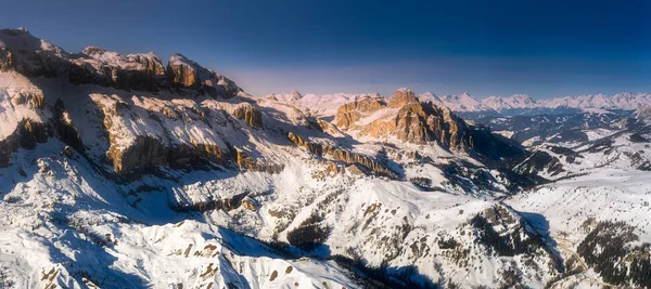Berglandschap en rug bedekt met sneeuw — Stockfoto