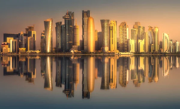 De skyline van de binnenstad van West Bay en Doha, Qatar — Stockfoto