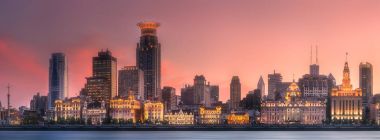 Shanghai manzarası ve Huangpu Nehri gece görünümü