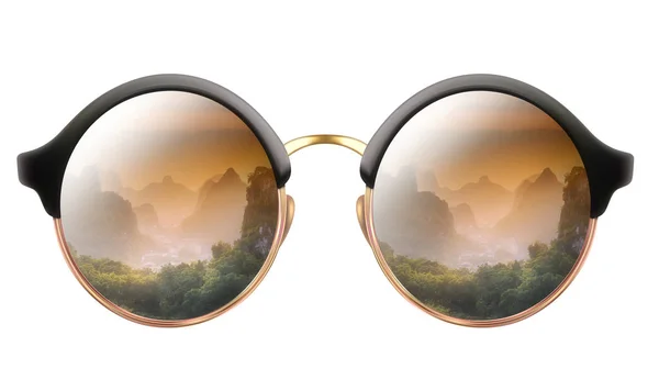 Sonnenbrille mit Reflexion der bewölkten Berge — Stockfoto