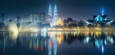 Gece sahne görünümü Kuala Lumpur Skyline