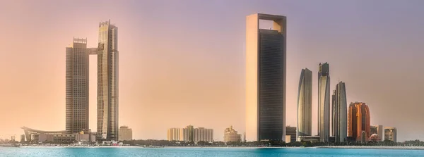 Vista de Abu Dhabi Skyline ao nascer do sol, Emirados Árabes Unidos — Fotografia de Stock