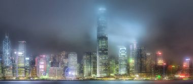 Kowloon, Çin'den sis içinde Hong Kong manzarası