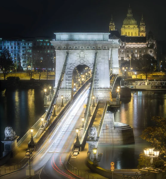 Vue du pont de la chaîne la nuit, Budapest, Hongrie — Photo