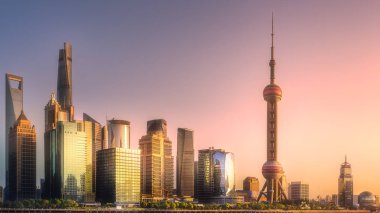 Shanghai manzarası ve Huangpu Nehri gece görünümü