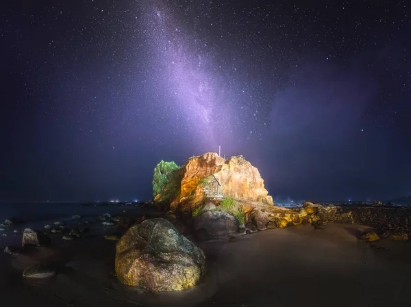 Via Láctea e o céu estrelado na costa do Sri Lanka — Fotografia de Stock