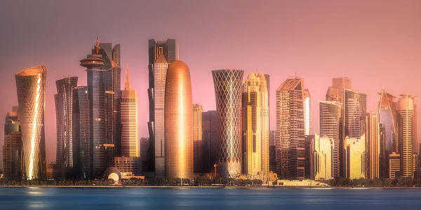 De skyline van de binnenstad van West Bay en Doha, Qatar — Stockfoto