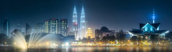 Nachtlandschaft Blick auf die Skyline von Kuala Lumpur — Stockfoto