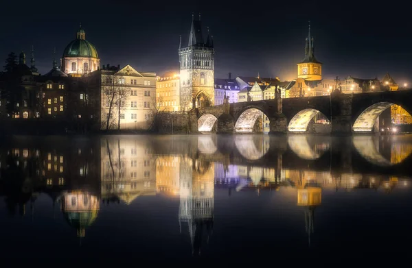 Charles bridgeat nacht, Prague, Tsjechië — Stockfoto