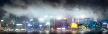 Kowloon, Çin'den sis içinde Hong Kong manzarası