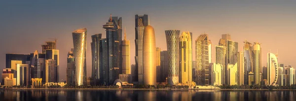 A skyline a West Bay, Doha Városközpont, Katar és — Stock Fotó