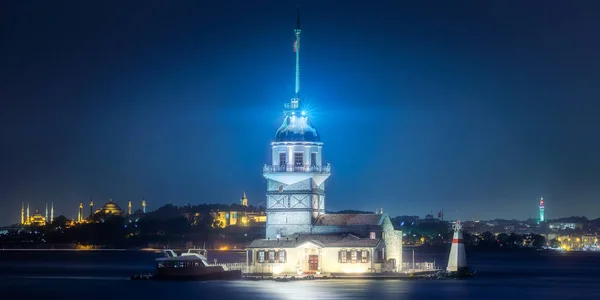 Maiden toren in de zeestraat Bosporus Istanbul, Turkije — Stockfoto