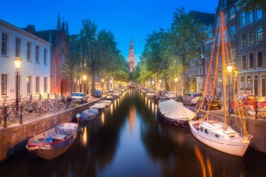 Nehir, geleneksel eski evler ve tekneler, Amsterdam