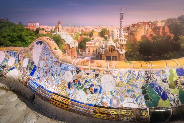 Paisaje urbano de Barcelona en el famoso parque de Güell, España —  Fotos de Stock