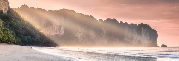 Tropical beach with sunbeams on sand coast of sea — Stock Photo, Image