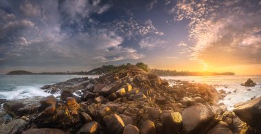 Kum okyanus kıyısında taşlarla tropikal plaj