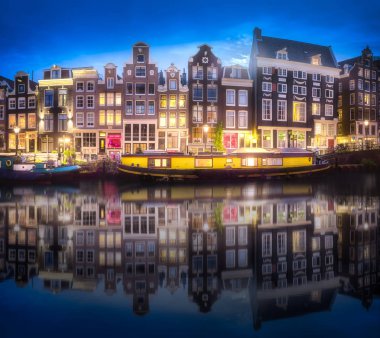 Nehir, kanallar ve geleneksel eski evler Amsterdam