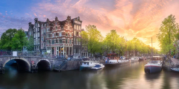 Rivière, canaux et vieilles maisons traditionnelles Amsterdam — Photo