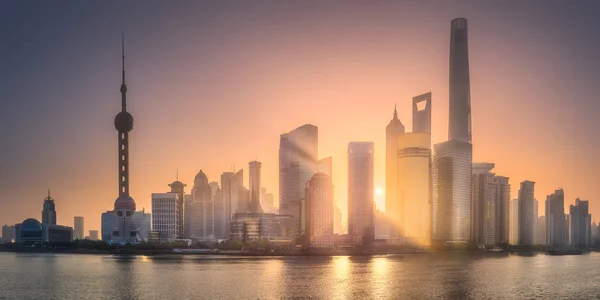 Východ slunce na Šanghajské panorama se sluncem — Stock fotografie