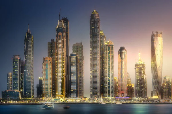 Dubai Marina bay uitzicht vanaf Palm Jumeirah, Verenigde Arabische Emiraten — Stockfoto