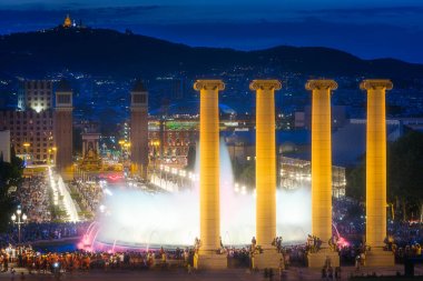 Barcelona'da magic fountain gece manzarası