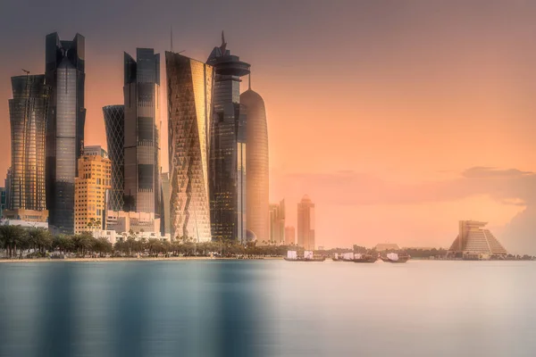 Skyline van West Bay en centrum van de stad Doha, Qatar — Stockfoto