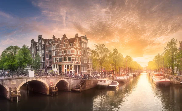 Rivier, grachten en traditionele oude huizen Amsterdam — Stockfoto
