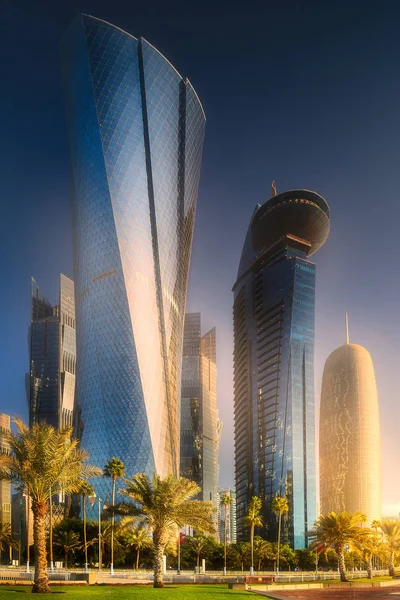 Vue du parc et du bâtiment du centre-ville de Doha — Photo