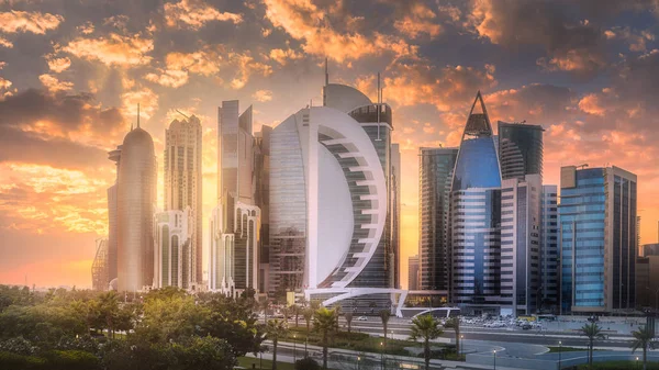 Skyline der Westbucht und des Stadtzentrums von Doha, Katar — Stockfoto