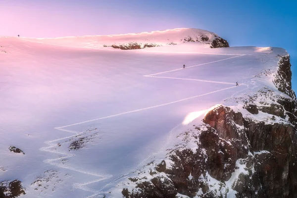Montanha e coluna vertebral de Dolomiti coberta de neve — Fotografia de Stock