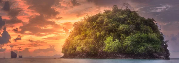 美丽的日落在热带海岛, 泰国 — 图库照片