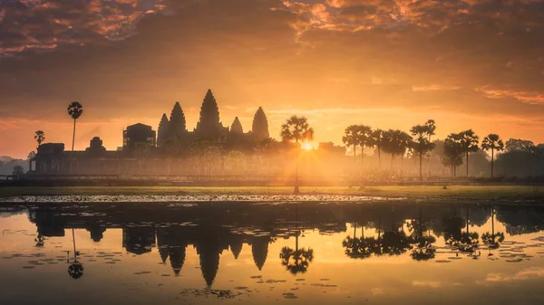 Soluppgång bild av antika tempel komplex Angkor Wat Siem Reap, Kambodja — Stockfoto