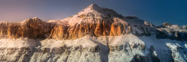 Montañas cubiertas de nieve fresca — Foto de Stock