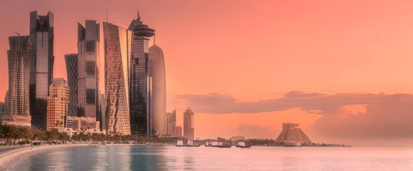 Skyline der Westbucht und des Stadtzentrums von Doha, Katar — Stockfoto