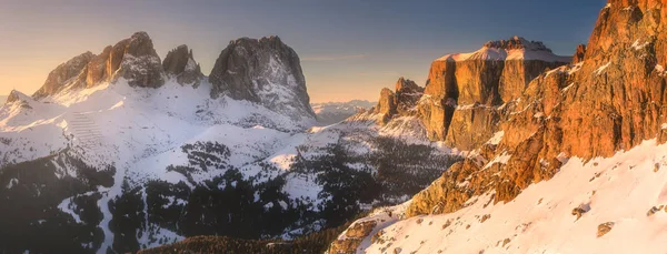 Berglandschap en rug bedekt met sneeuw — Stockfoto