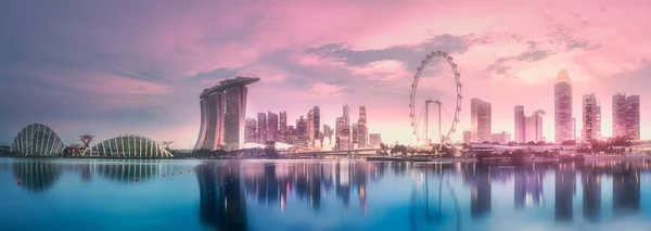 Paars zonsondergang van de skyline van de Marina bay, Singapore — Stockfoto