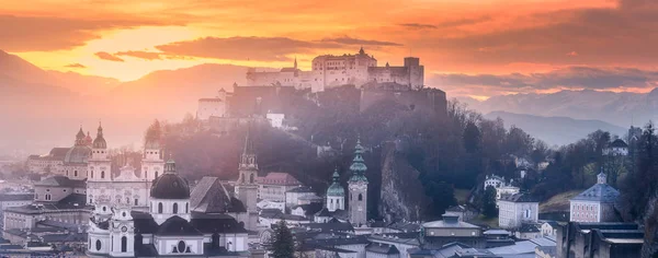 Panoramatický pohled Salzburg na zimní ráno — Stock fotografie